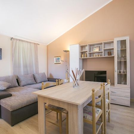Apartment Gino Ravni Rum bild