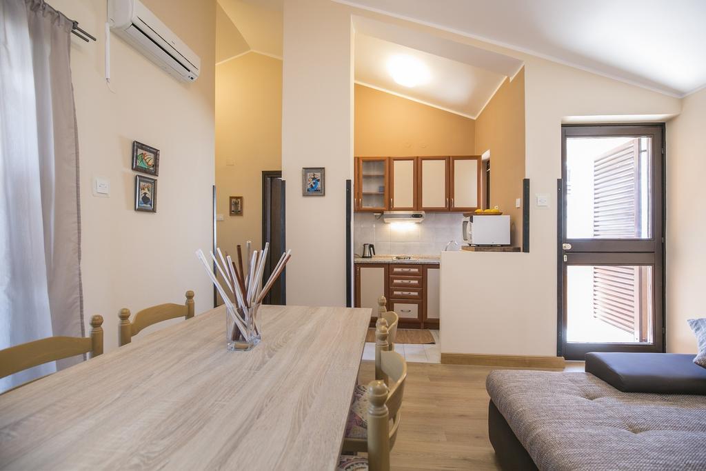 Apartment Gino Ravni Rum bild