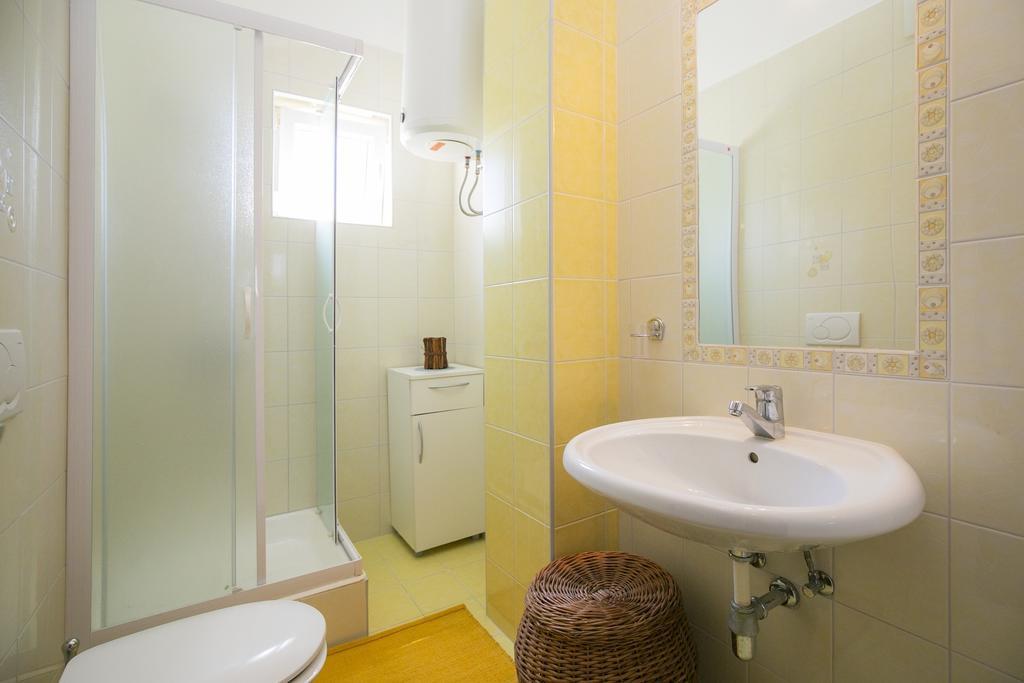 Apartment Gino Ravni Rum bild