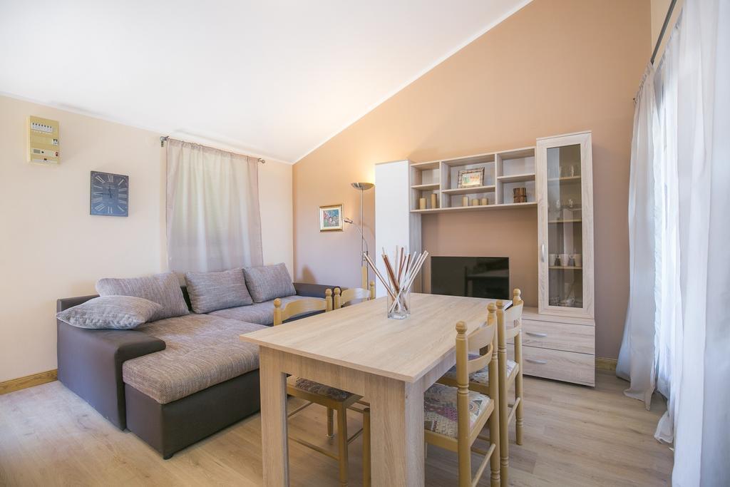 Apartment Gino Ravni Rum bild